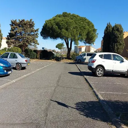 Appartement Bord De Mer: Seaside Retreat with Wi-Fi and Parking Agde Exterior photo