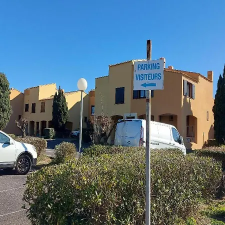 Appartement Bord De Mer: Seaside Retreat with Wi-Fi and Parking Agde Exterior photo