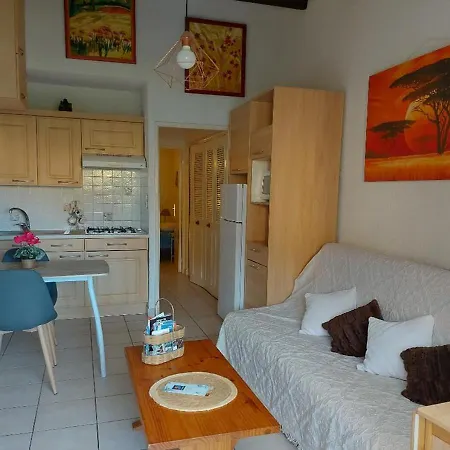 Appartement Bord De Mer: Seaside Retreat with Wi-Fi and Parking Agde Exterior photo