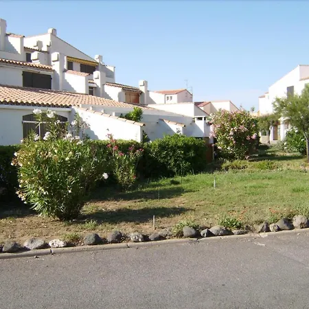 Appartement Bord De Mer: Seaside Retreat with Wi-Fi and Parking Agde Exterior photo