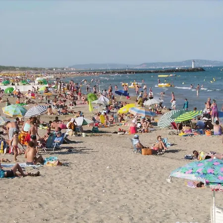Appartement Bord De Mer: Seaside Retreat with Wi-Fi and Parking Agde Exterior photo